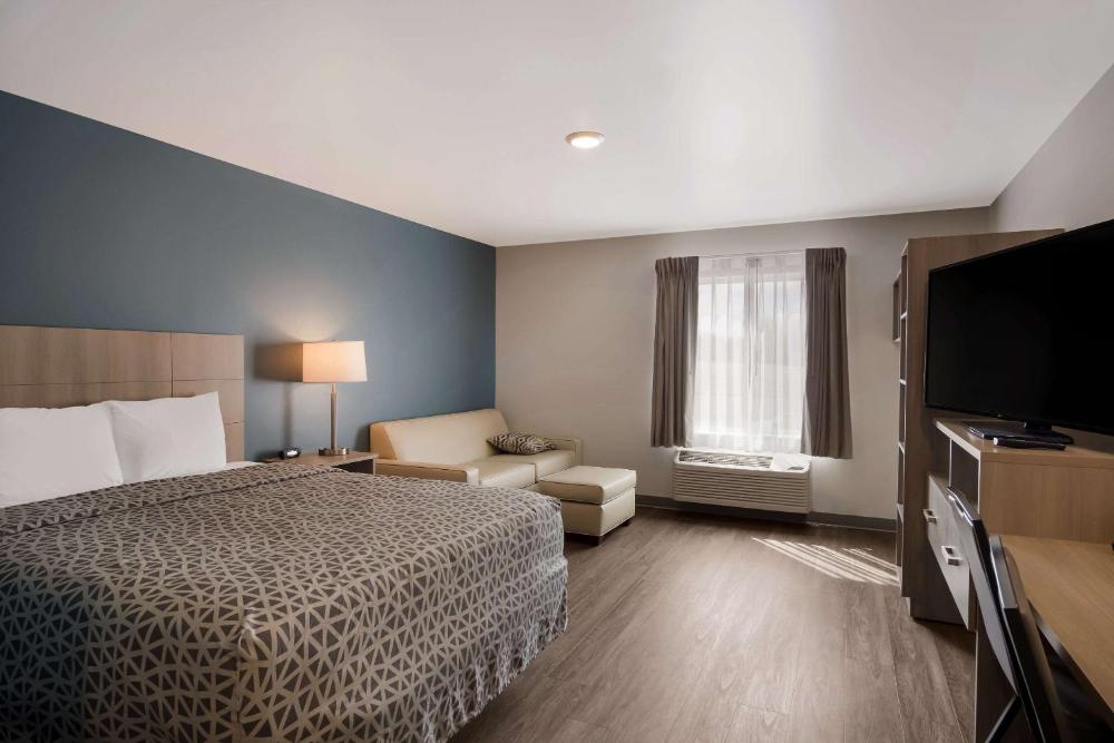 QUEEN SUITE WITH SOFA/DISHWASHER (DISHES/COOKWARE INCLUDED) interior